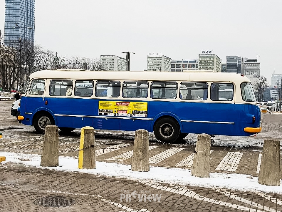 허름한 버스 한 대가 70년대 한국의 옛 모습을 생각나게 한다. (사진제공=김이곤)
