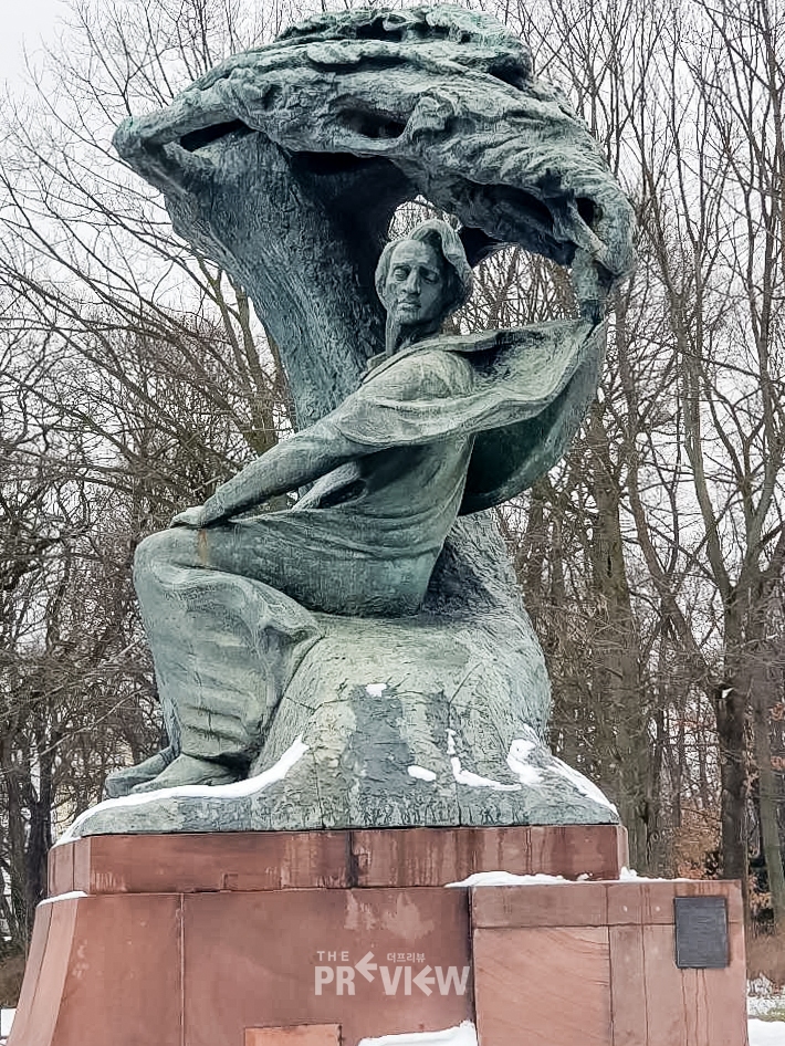 바르샤바 와지엔키 공원의 쇼팽 기념비 (사진제공=김이곤)