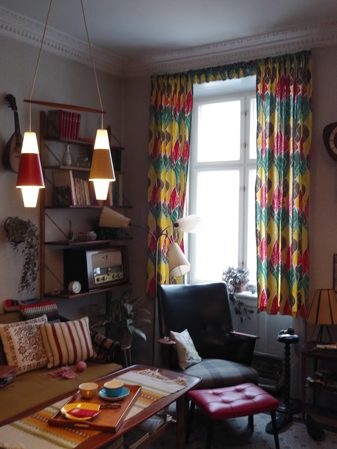 1950년대 코펜하겐의 방 두개짜리 아파트. 5명의 식구가 살았다. 책장 가운데 구형 라디오의 모습이 보인다.(사진=더프리뷰 이종찬 기자)