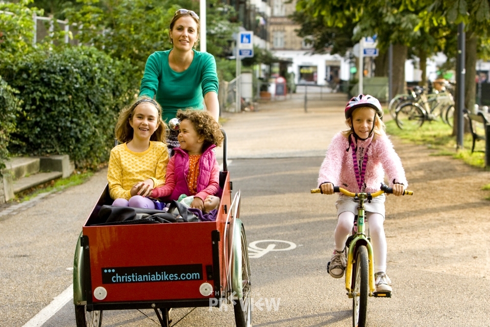 A Family with Their Bicycles (사진제공=노르딕 사진전 ⓒKasper Thye)