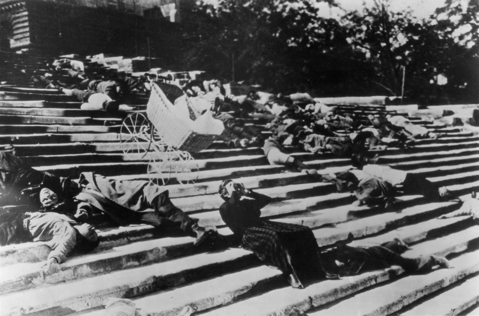 '전함 포템킨' 중 오뎃사 계단 장면(사진=wikipedia)