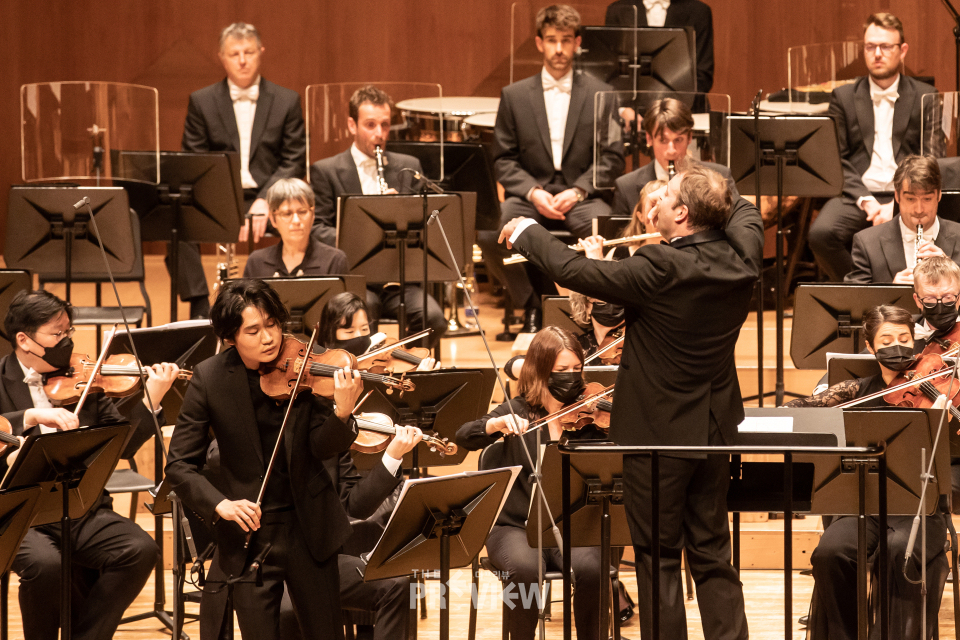 바이올리니스트 양인모, 다비트 라일란트가 지휘하는 프랑스 메츠 국립 오케스트라와 함께 생상스 바이올린 협주곡 제3번을 협연하고 있다. (사진=라보라 예술기획)