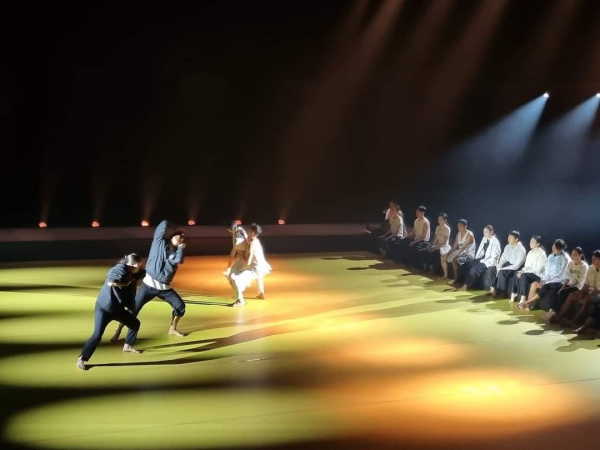 The soloists dressed in white and dark embodied the tension between tradition and the present day.(Photo:손인영)