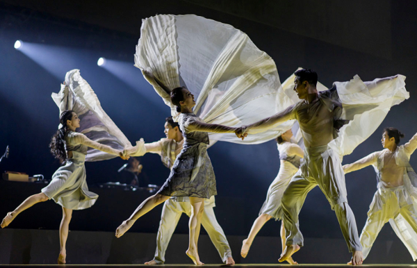 The soloists used their costumes in a versatile way: Erika Turunen'screations.