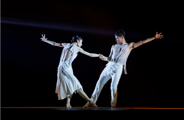 안무가 테로 사리넨은 "춤은 인간의 본질과 다양한 표현 형태를 해석하는 제 방식입니다."라고 말한다. 공개된 사진 속에는 솔리스트 박해지와 이석준이 유려한 듀엣을 하고 있다. 사진: NDCK