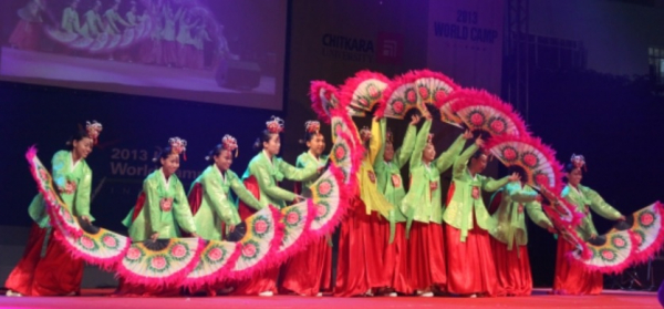 인도 월드캠프 개막식에 등장한 부채춤 파도사진출처: IYF 홈페이지