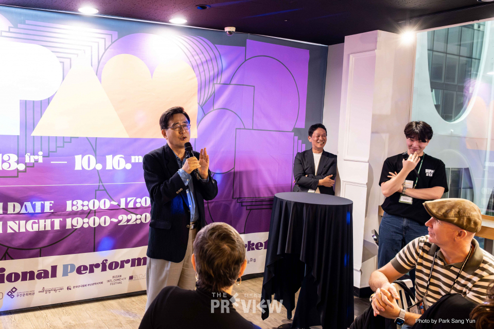 BPAM나이트 첫날 참가자들에게 행사소개를 이종호 예술감독(사진=더프리뷰 박상윤 기자)